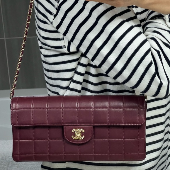 Chanel burgundy color  Shoulder Strap Bag. - Picture 3 of 17